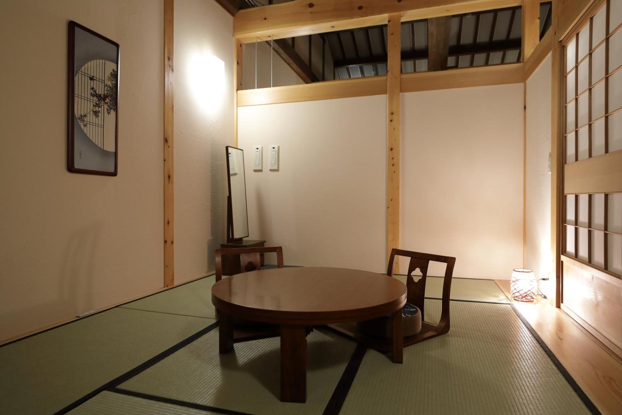 Miyama Ouan Kyoritsu Resort Takayama  Buitenkant foto A traditional Japanese room with a table and a chair