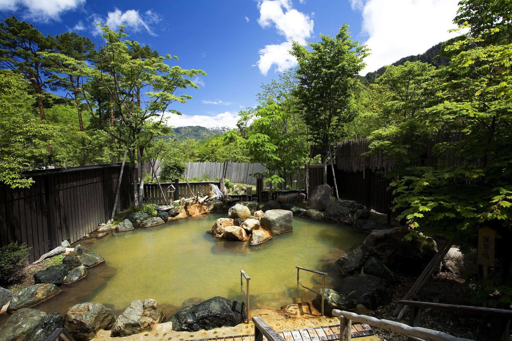 Miyama Ouan Kyoritsu Resort Takayama  Buitenkant foto A hot spring in Japan