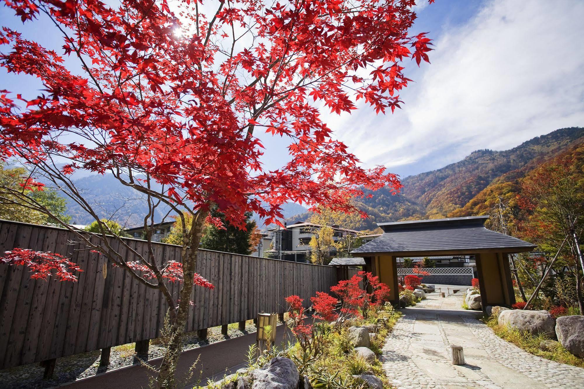 Miyama Ouan Kyoritsu Resort Takayama  Buitenkant foto Autumn colours at the hot spring resort of Ōwakudani